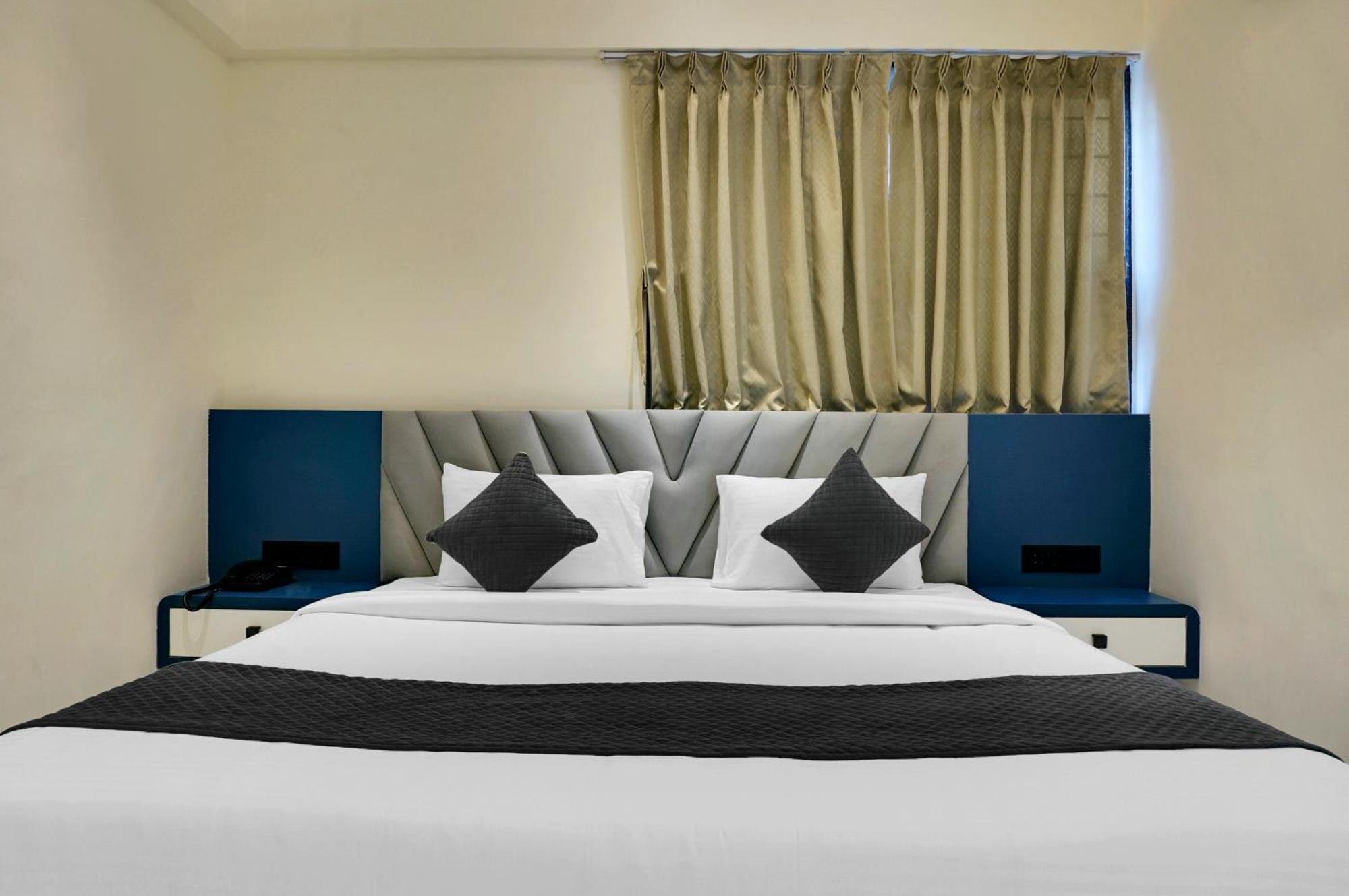 Palm Suites Baner- Indian Nationals Only Poona Buitenkant foto